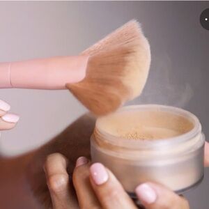 NWT- KKW Beauty Skin Perfecting Setting Powder - color (2)